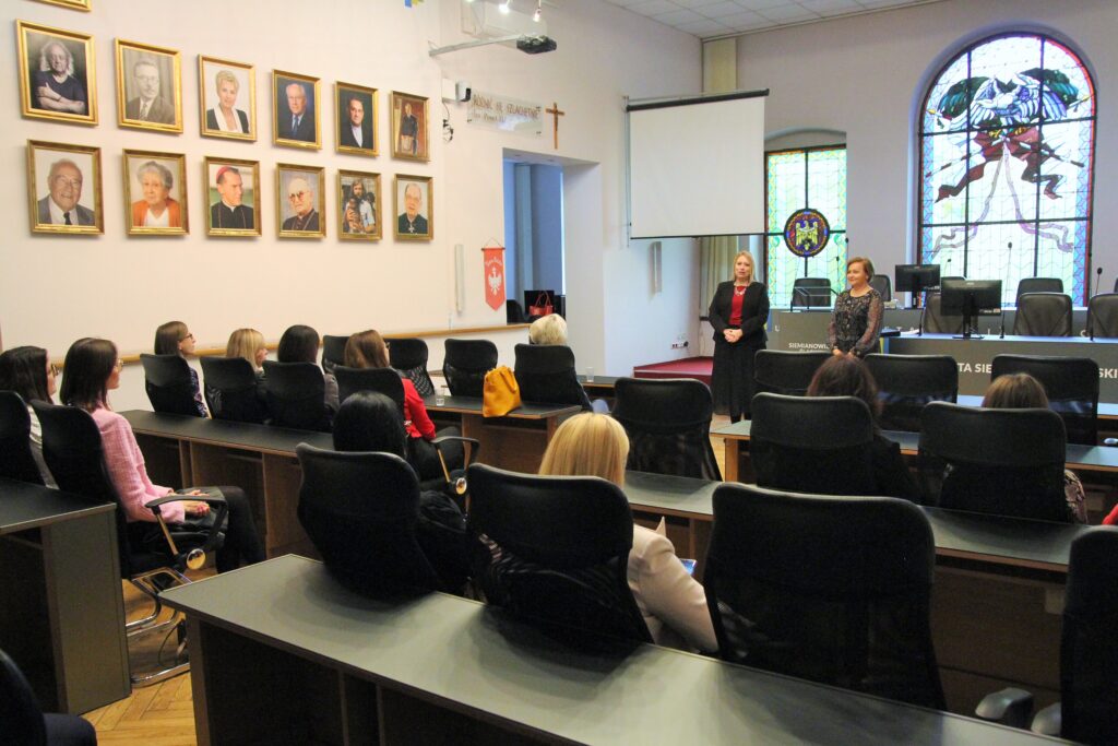 I Zastępca Prezydenta Siemianowic Śląskich gratuluje nowo mianowanym nauczycielom