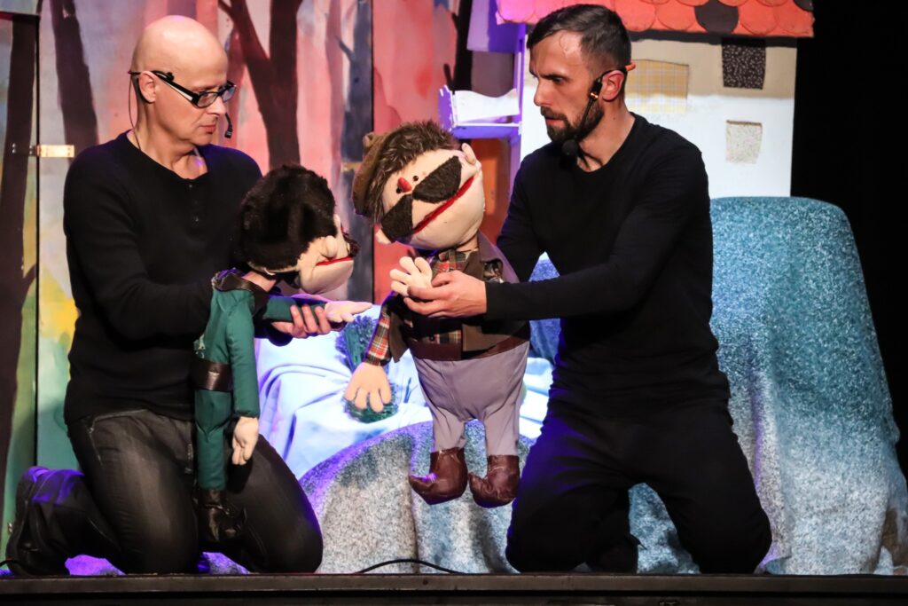 Na scenie SCK- Bytków aktorzy O!Teatr wraz z lalkami grającymi w spektaklu Bajka o gajowym Hrobotku