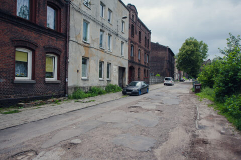 Zniszczona nawierzchnia ulicy Piastowskiej