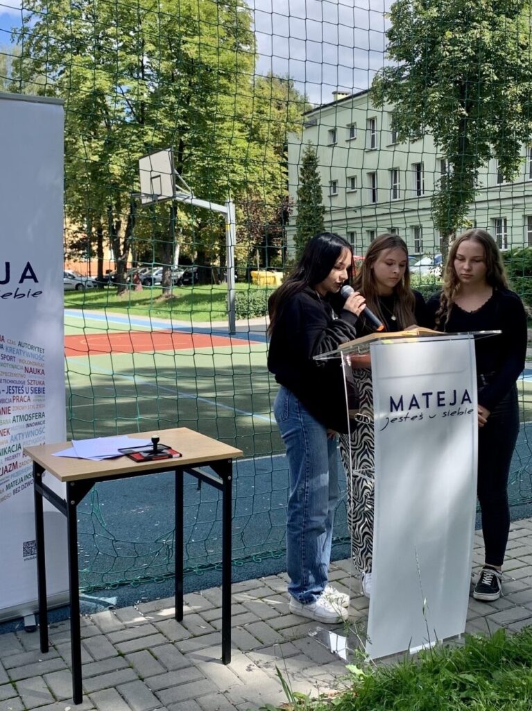 Uczennice Matei czytają "Ballady i romanse" A. Mickiewicza.