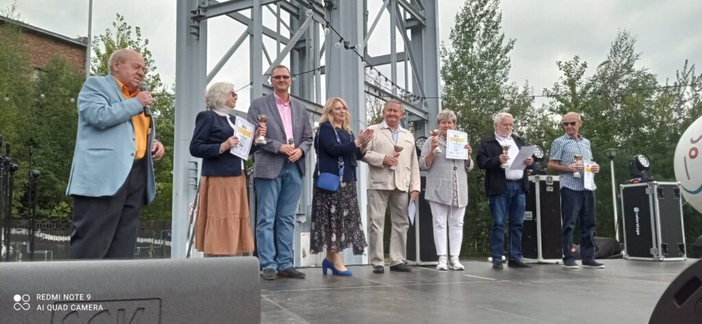 Na scenie stoją zwycięzcy oraz przedstawiciele organizatorów turnieju