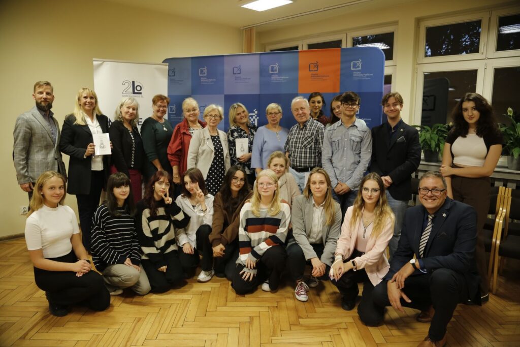 Liczna grupa uczestniczących w projekcie - seniorzy, młodzież, nauczyciele