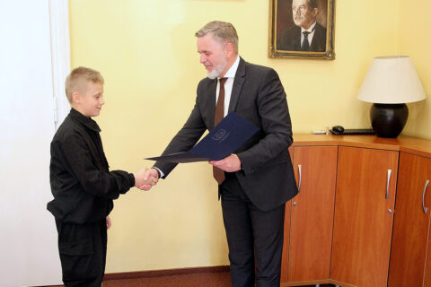 Michał Wilk odbiera dyplom z rąk Adama Skowronka, Sekretarza Miasta Siemianowice Śląskie.