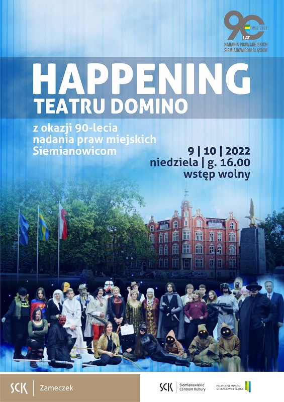 Plakat informacyjny na tle budynku Urzędu Miasta stoi grupa członków teatru Domino w przebraniach