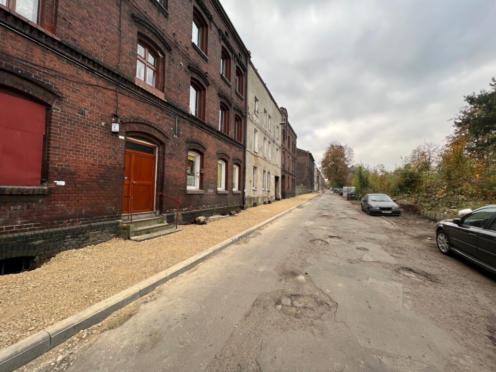 Jezdnia i chodnik w trakcie remontu.