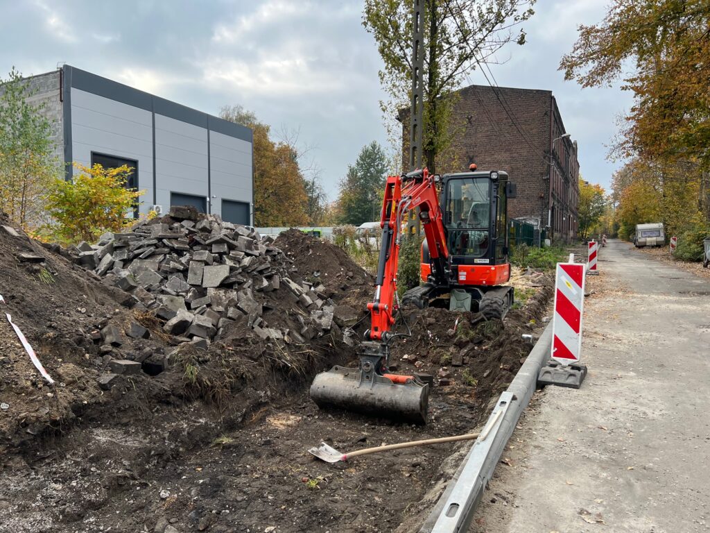 Koparka w trakcie prac budowlanych.