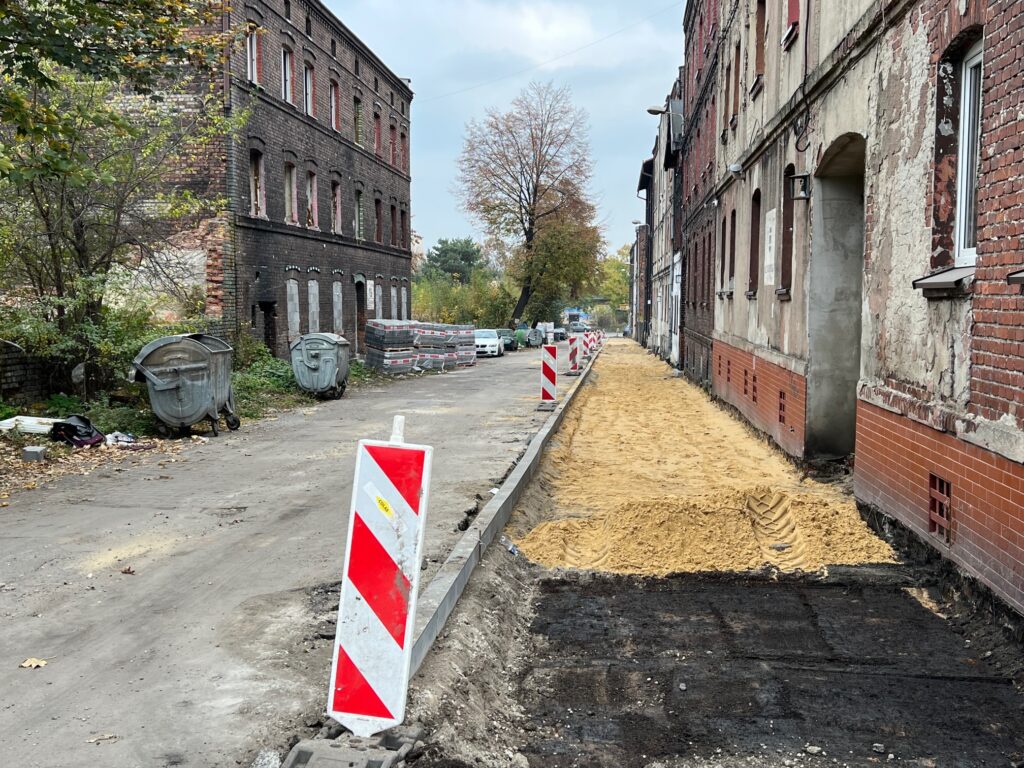 Chodnik przy ulicy Piastowskiej w trakcie remontu.