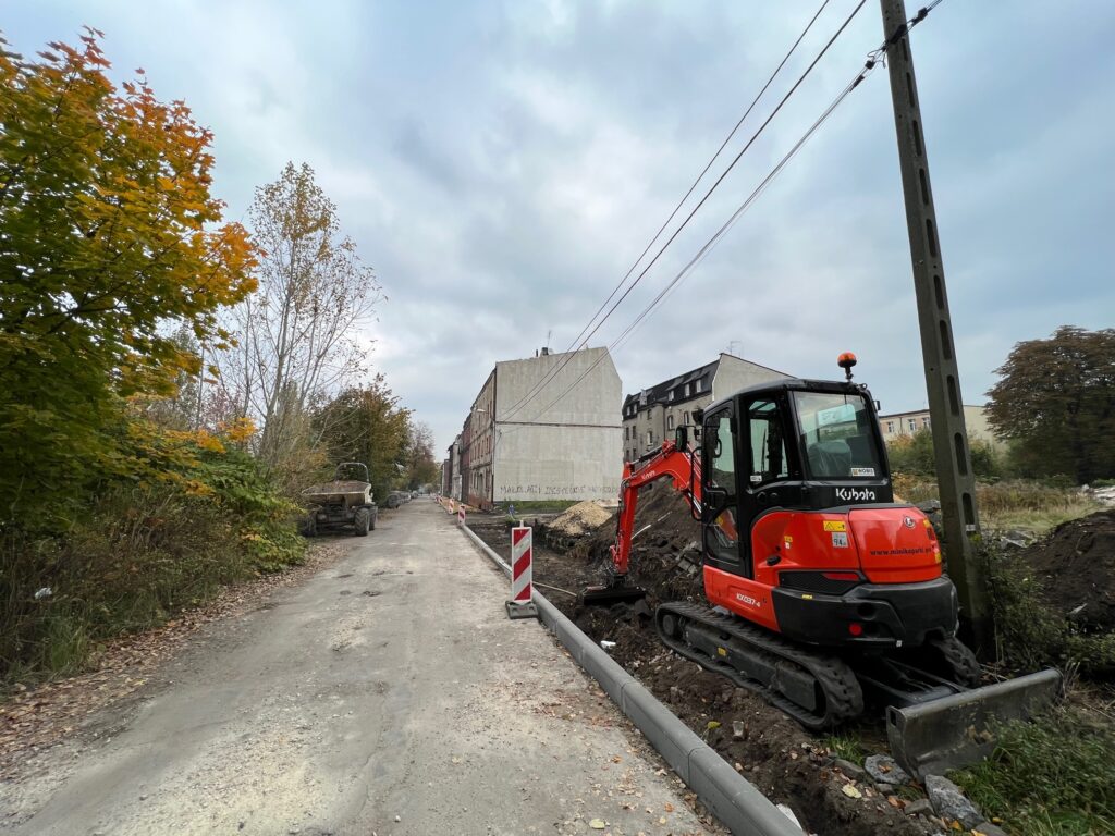 Jezdnia i chUlica piastowska w tracie remontu.