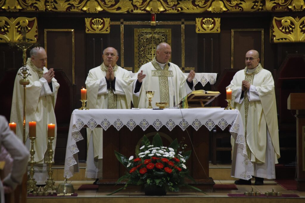 Księża koncelebrujący mszę świętą za Ojczyznę