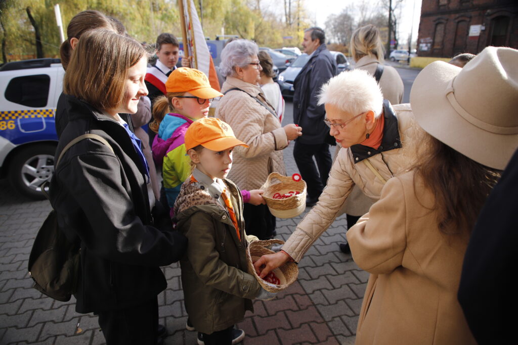 Dzieci rozdające kotyliony