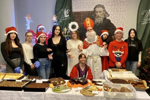 Ekipa kawiarenki wraz ze Szkolnym Świętym Mikołajem