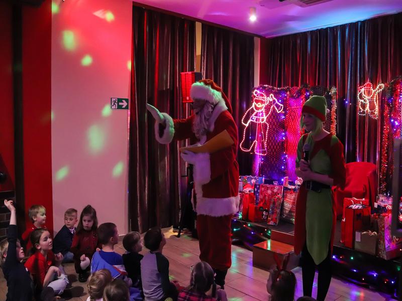Spotkanie z Mikołajem w SCK - Jarzębina. Mikołaj i jego pomocnik - Elf bawią się z dziećmi