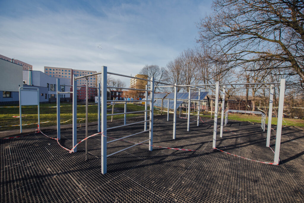 Plac zabaw przy Zespole Szkół Sportowych - urządzenie do ćwiczeń street workout.