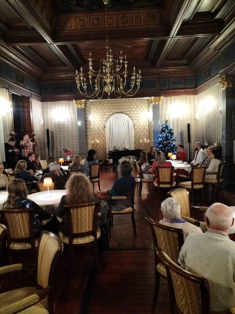 Widok na salę w Willi Fitznera podczas wernisażu