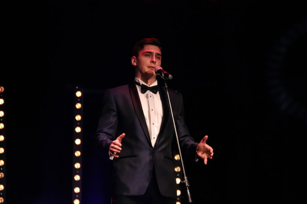 Adam Kaczmarek na scenie SCK Bytków