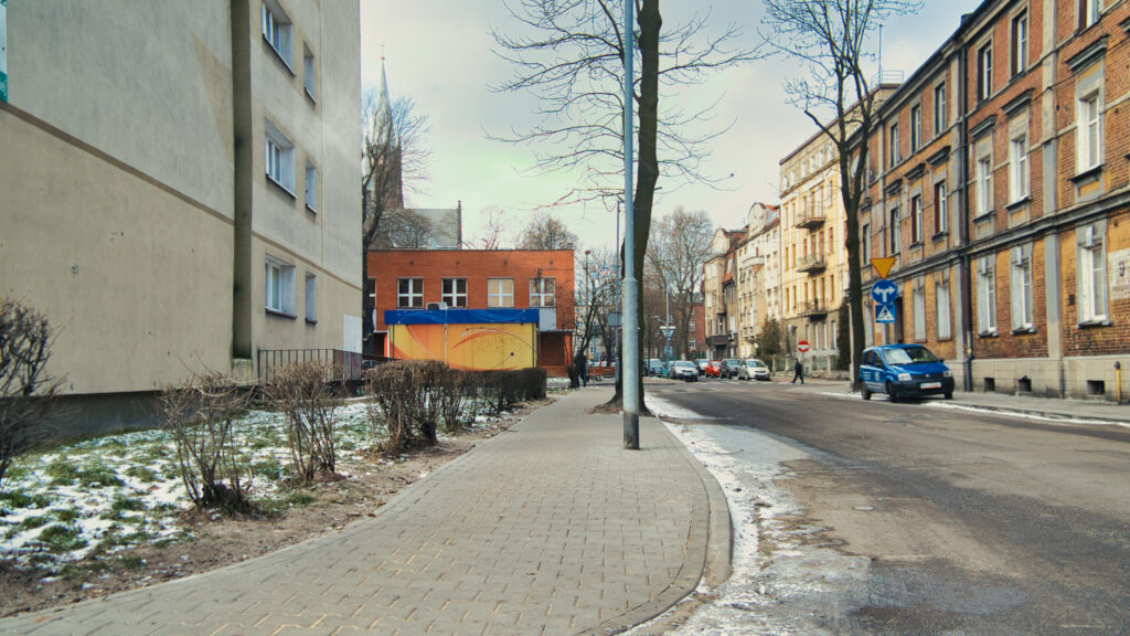 Fragment wyremontowanego chodnika przy ul. Śmiłowskiego.