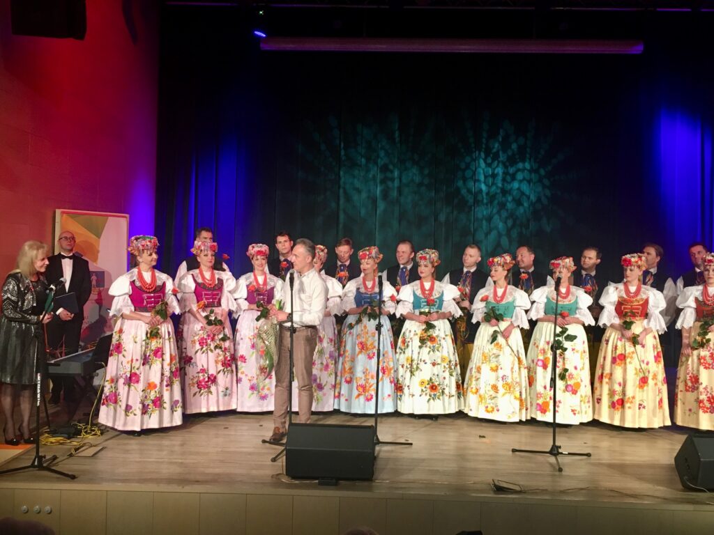 Artyści Śląska odbierają gratulacje i podziękowania od gospodarzy koncertu