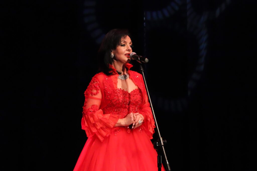 Iwona Kaczmarek na scenie SCK Bytków