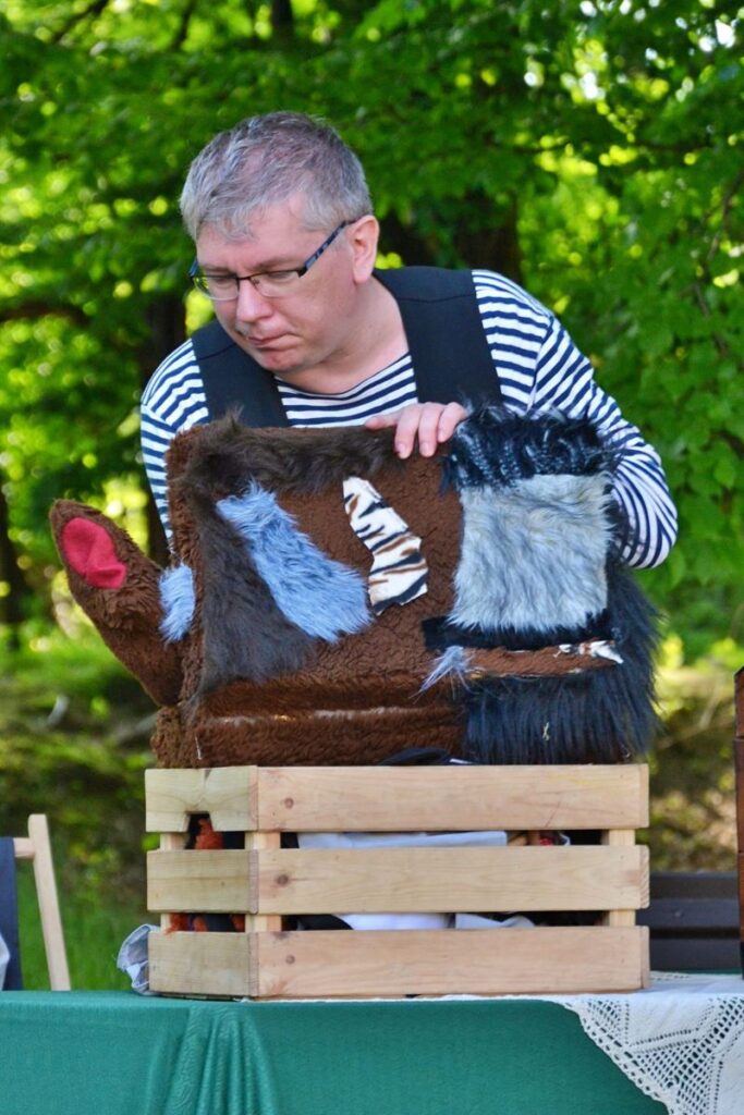 Marek Żyła z lalką i walizką (materiały teatru)