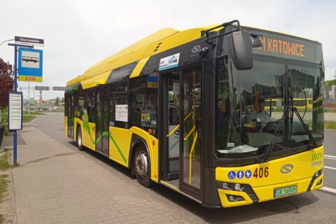 Żółty autobus katowickiego PKM stoi na przystanku.