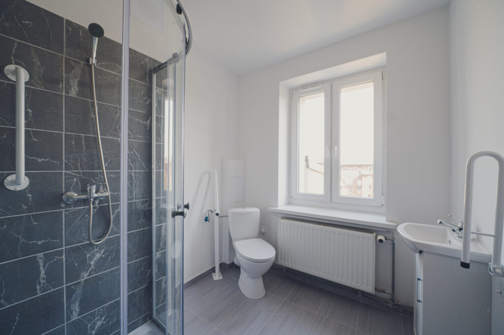 Łazienka z toaletą i kabiną prysznicową.