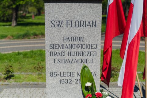 Kwiaty pod figurą Św. Floriana na siemianowickim Skwerze Laury.
