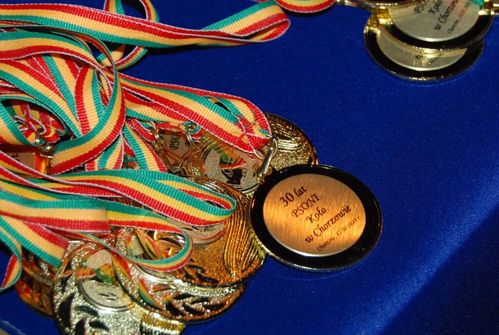 Na granatowym suknie medale