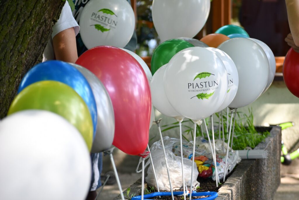 Kolorowe balony , na białych logo Piastuna