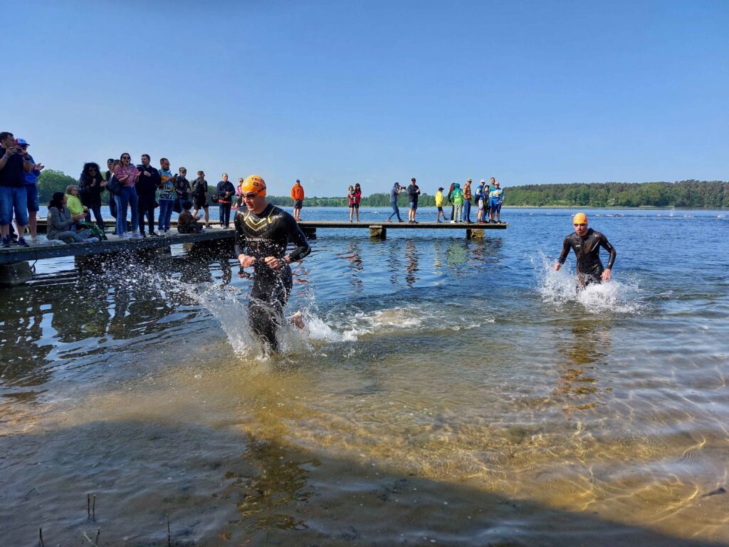 Triathloniści wybiegający z wody