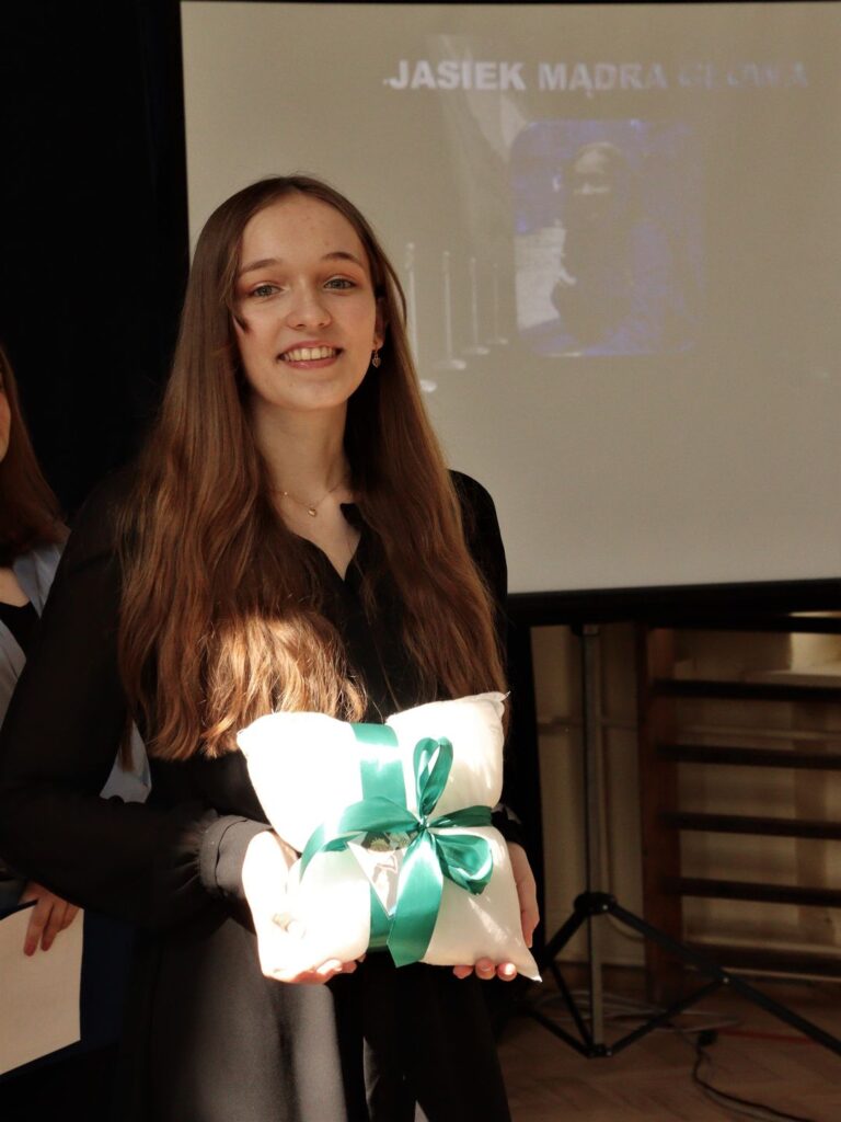 Uczennica trzyma nagrodę Matejkowski Jasiek!