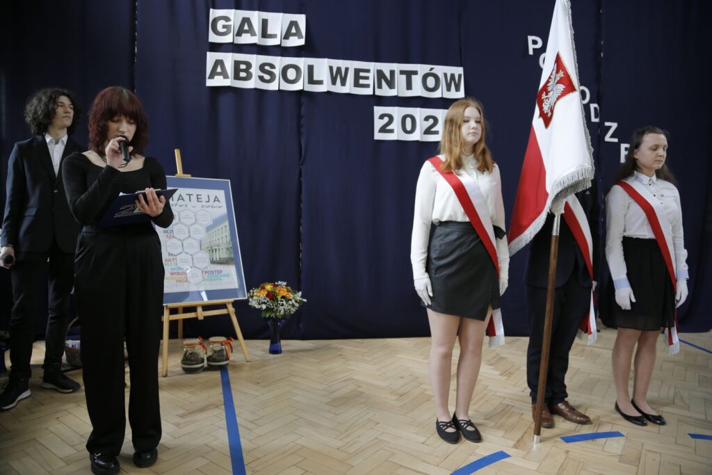 Uroczyście i galowo - wystep uczniów