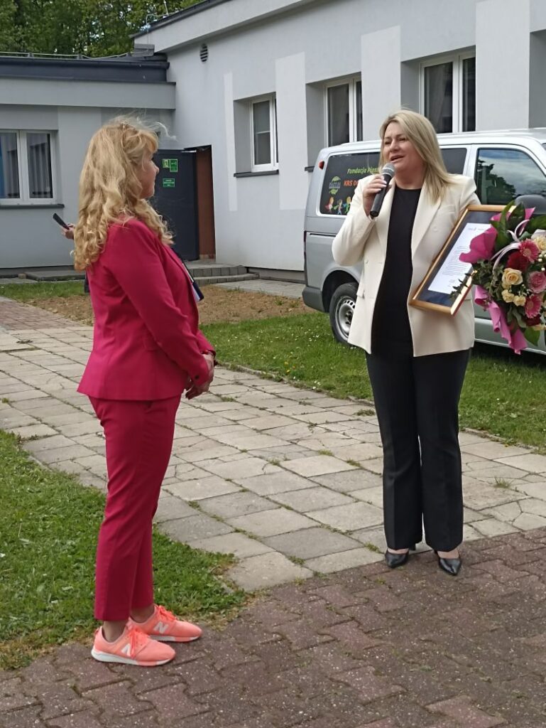 Wręczenie listu gratulacyjnego przez Panią Prezydent Beatę Gałecką na ręce Pani Dyrektor Biblioteki