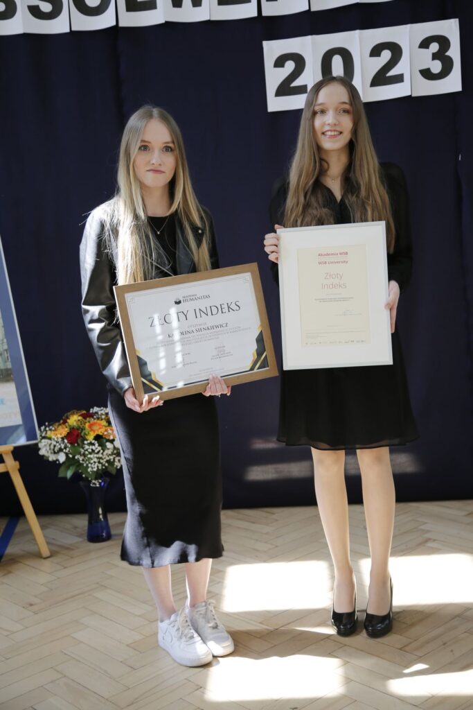 Dwie uczennice trzymają Złote Indeksy