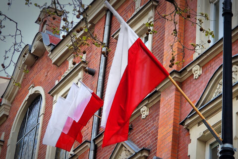 Biało-czerwone flagi wiszące na budynku Urzędu Miasta w Siemianowicach Śląskich.
