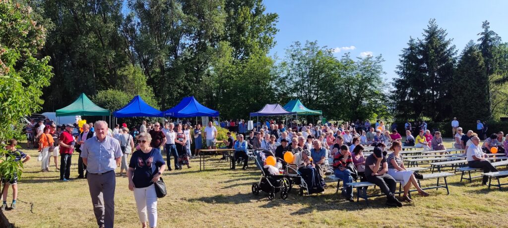 widok na festyn, z przodu publiczność w tle namioty festynowe