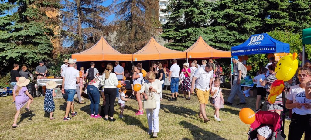 widok na namioty festynowe