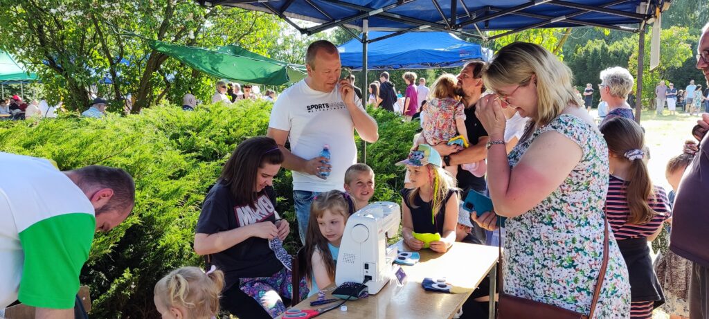 Stoisko gdzie dzieci szyją przytulanki