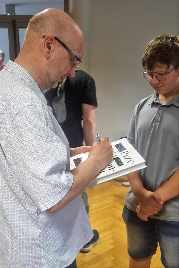 Adam Balon z uczestnikiem spotkania