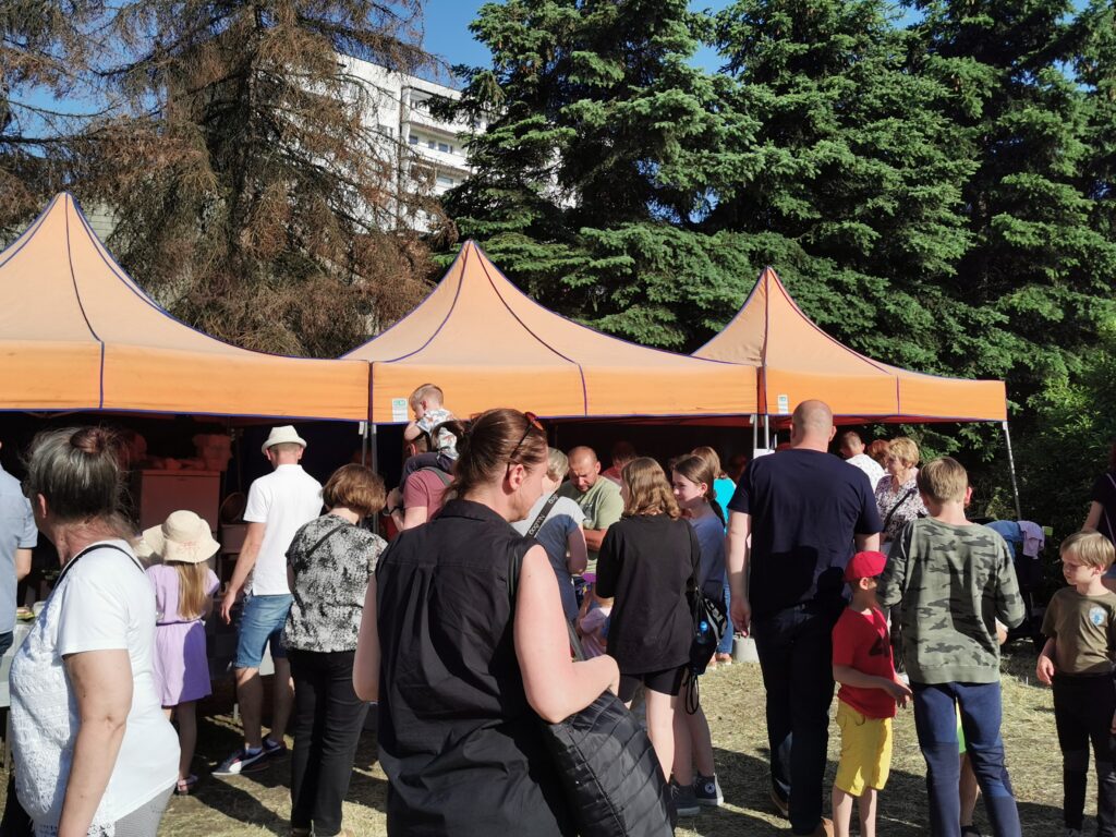 widok na namioty festynowe