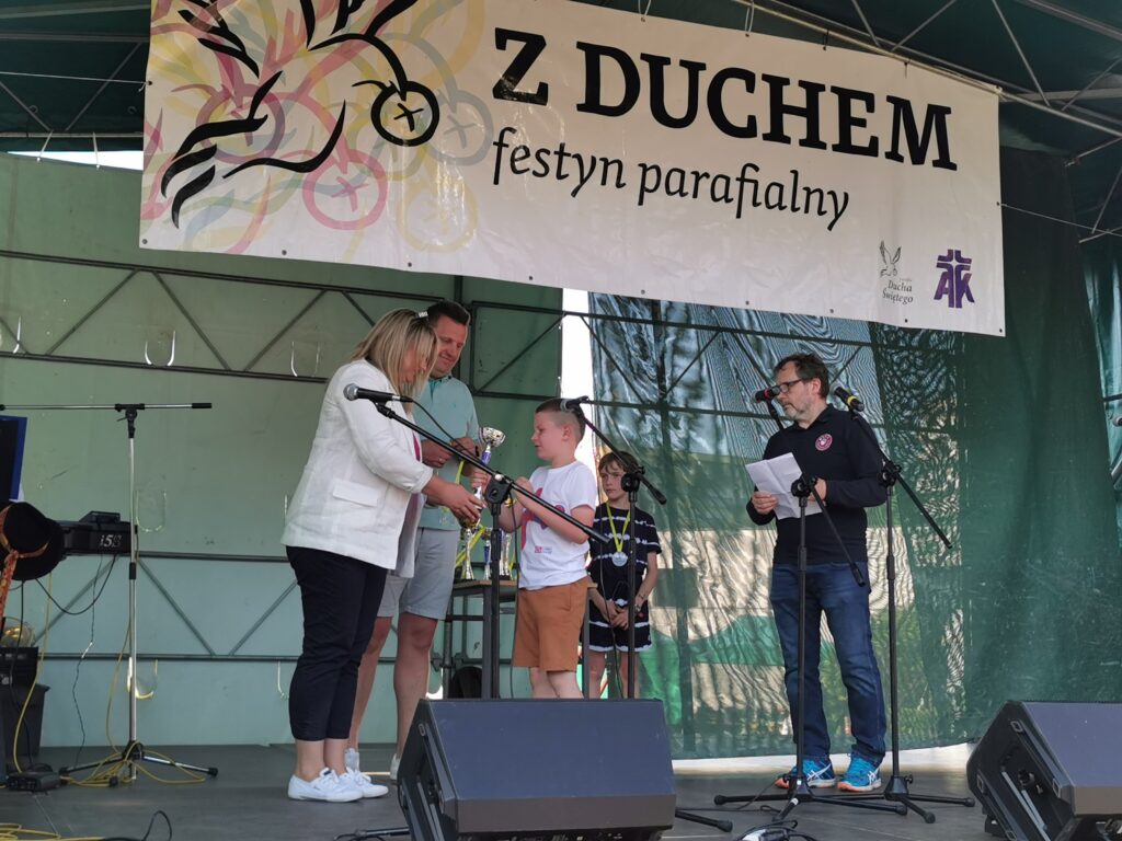 Osoby na scenie wręczają nagrody