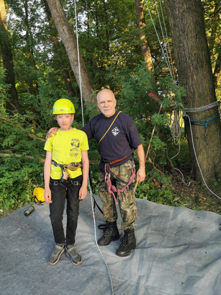 młody wspinacz przed wspięciem na linę