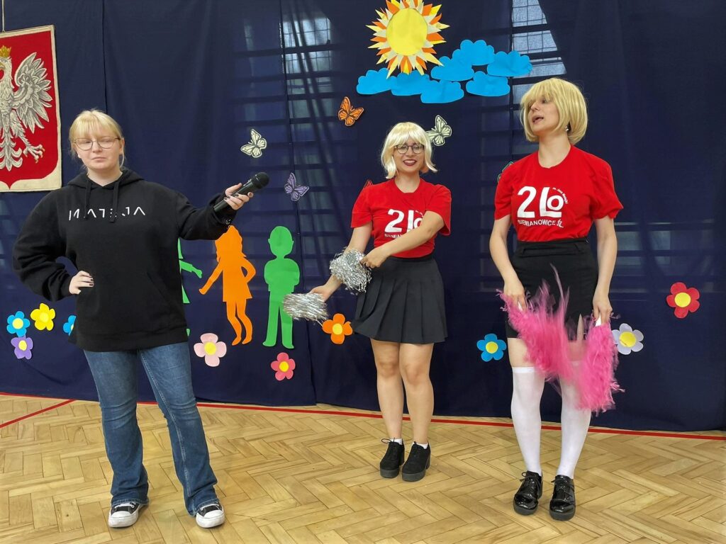 Uczniowie podczas szkolnego przedsawienia.