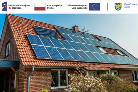 Słoneczne Siemianowice - Dach domu z panelami z logami projektu