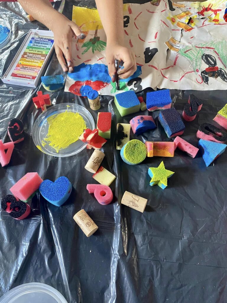 Dziecko tworzy mapę skarbów na zajęciach plastycznych