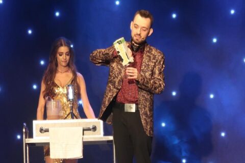 Magik Adrian Mitoraj wraz z asystentką podczas rodzinnego pokazu iluzji w SCK - Bytków