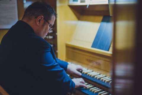 Paweł Seligman podczas koncertu organowego w kościele Ducha Świętego