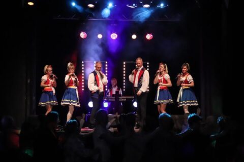 Na scenie SCK - Bytków zespół Happy Jędrowski Show podczas Babskiego Combru