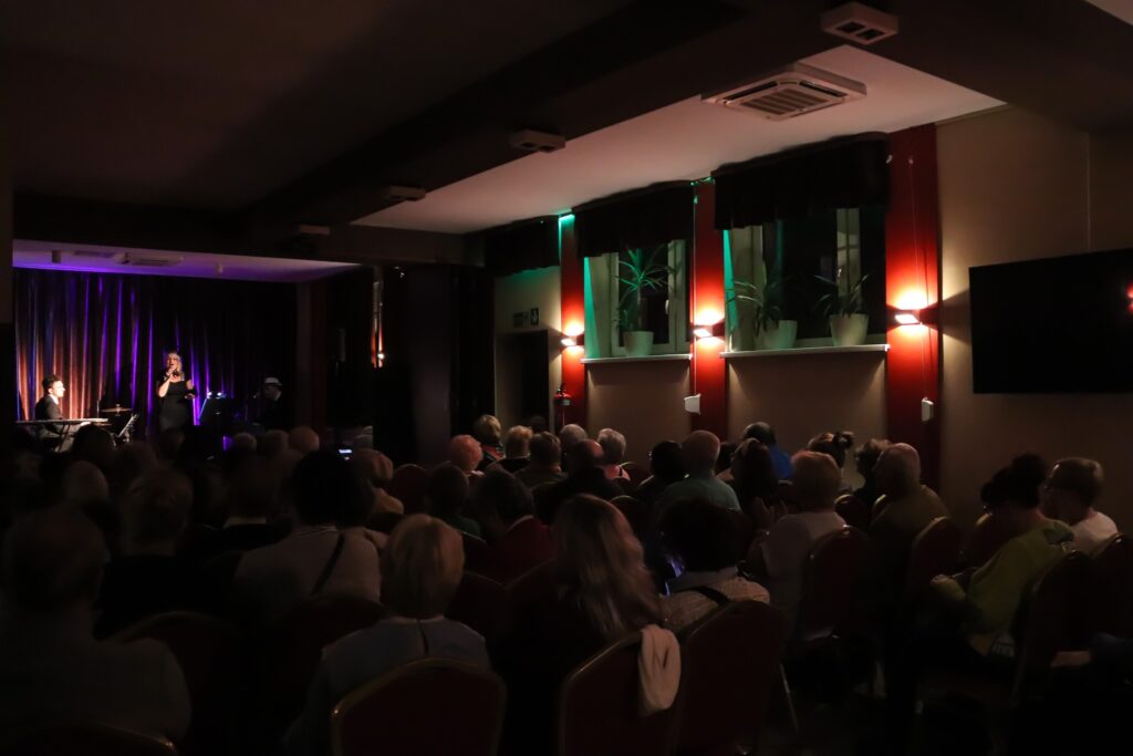 Sala koncertowa w SCK Jarzębina - koncert Lata 20-te, lata 30-te