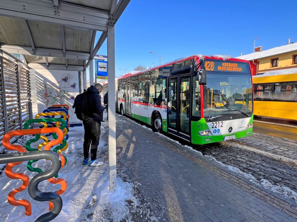 Autobus z numerem M28 stojący na przystanku