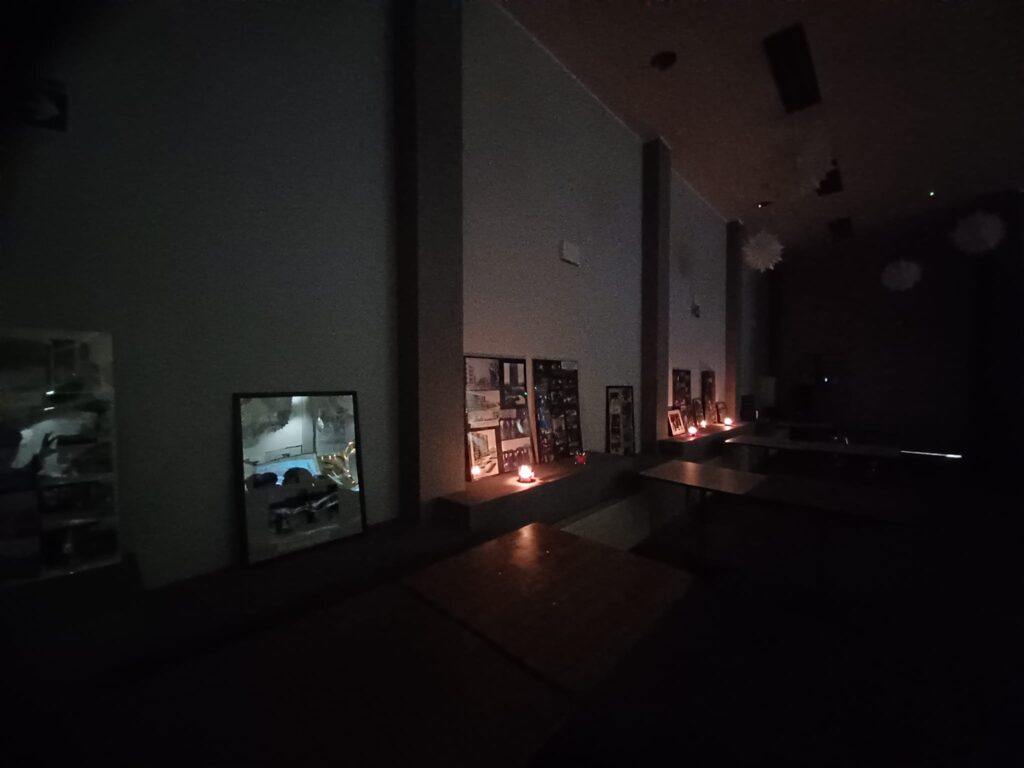Nastrojowy wystrój sali, w której odbył się spektakl